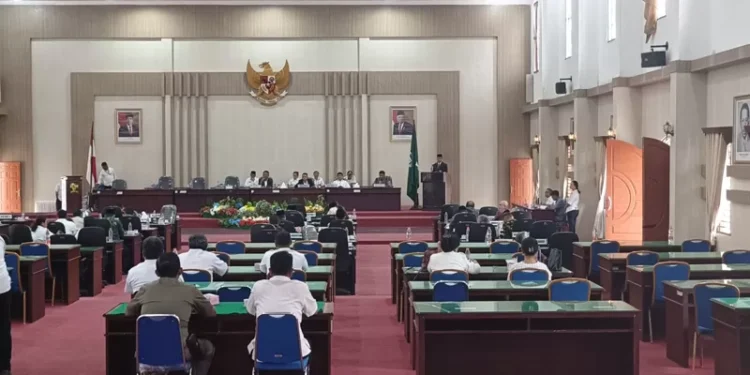 Saat Rapat Paripurna Lima Anggota Dewan Di Simalungun Pergi Keluar Meninggalkan Rapat.