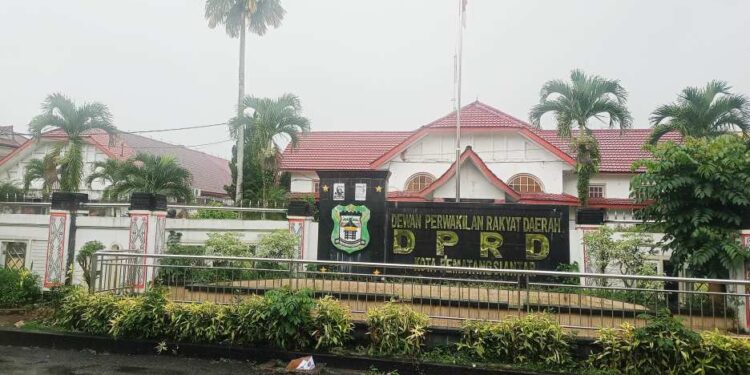 Anggota DPRD Pematangsiantar Banyak Banyak Yang Tak Hadir Sidang Paripurna APBD 2023 Di Batalkan.