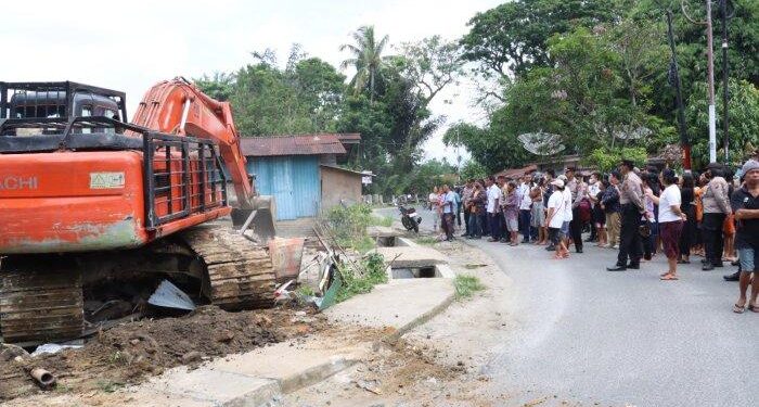 Eksekusi Pengosongan Rumah Dan Lahan Di Nagahuta Timur, Kapolres Pematangsiantar Ikut Mengamankan.