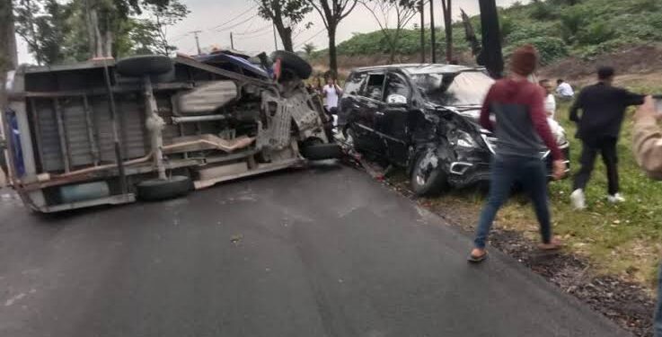 Kecelakaan Terjadi Di Jalan Siantar Parapat Antar Angkot Sinar Murni dan Mobil Kijang Innova.