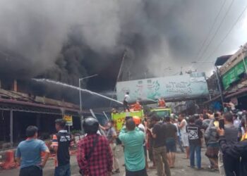 Pasar Horas Kebakaran, Pedagang Panik Menyelamatkan Barang Dagangannya.