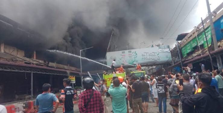 Pasar Horas Kebakaran, Pedagang Panik Menyelamatkan Barang Dagangannya.